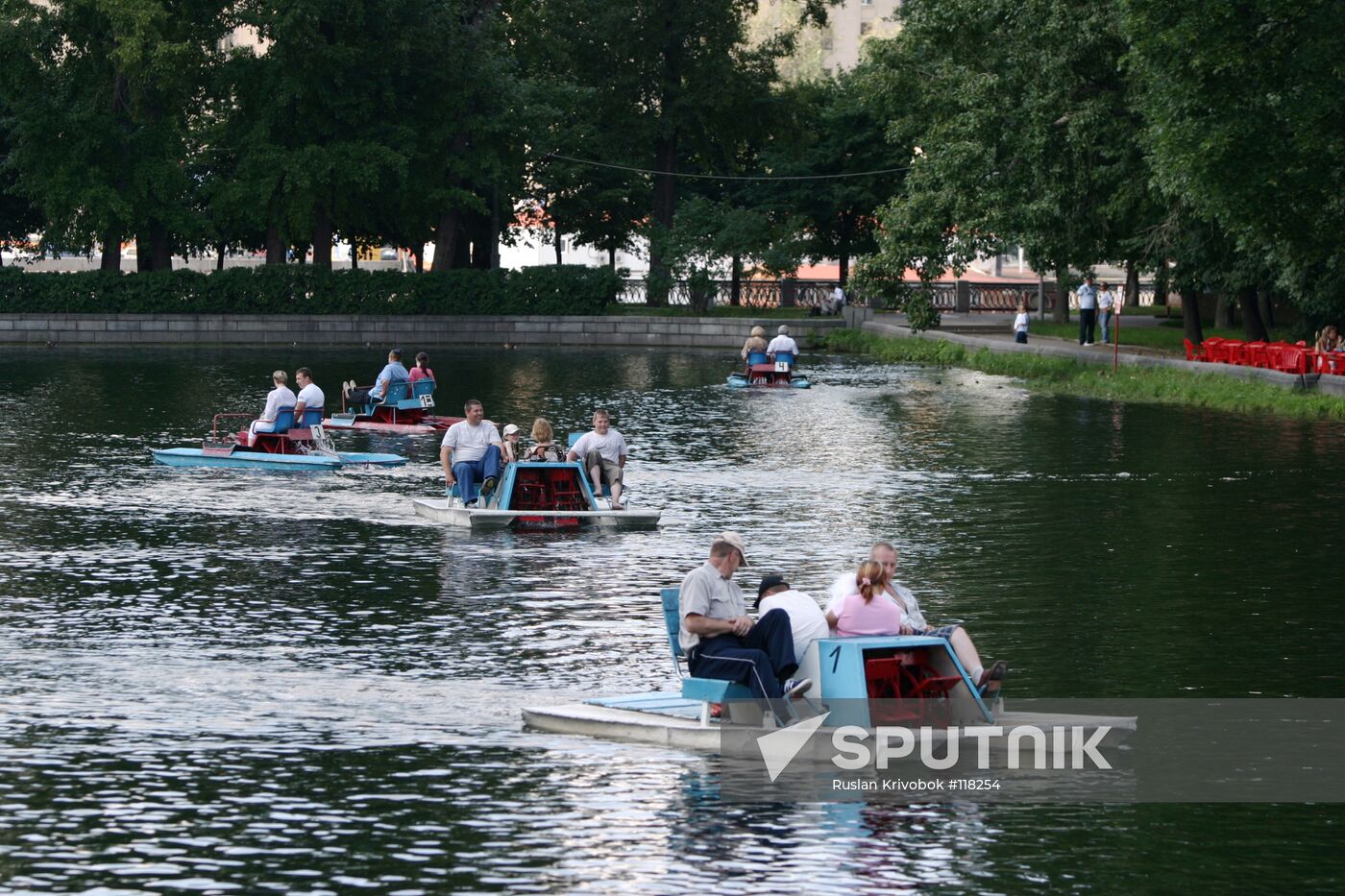 RECREATION ON POND GORKY PARK