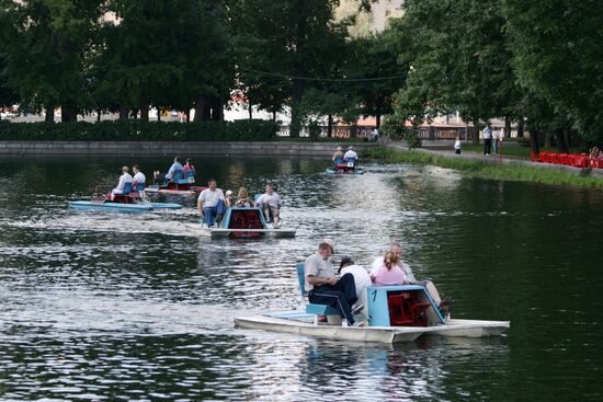 RECREATION ON POND GORKY PARK