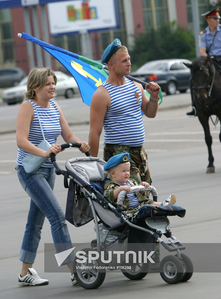AIRBORNE TROOPS' DAY FAMILY STRIPED VESTS