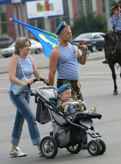 AIRBORNE TROOPS' DAY FAMILY STRIPED VESTS