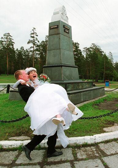 NEWLYWEDS BORDER EUROPE ASIA SIGN