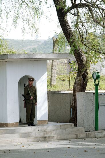 SERVICEMEN NORTH KOREA  DPRK