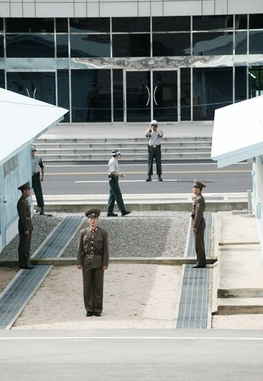 SERVICEMEN NORTH KOREA  DPRK