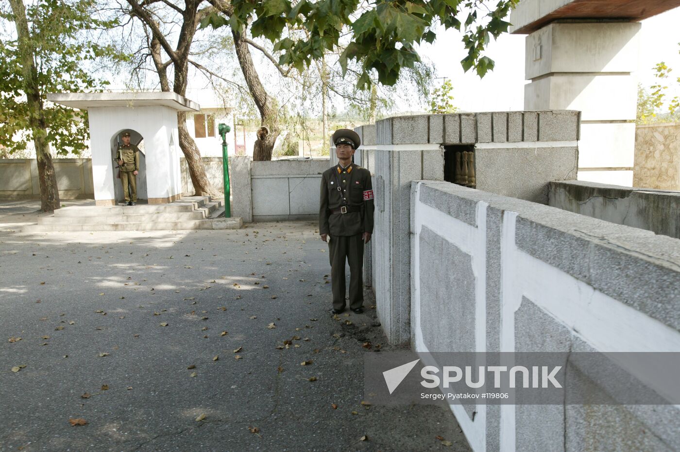 SERVICEMEN NORTH KOREA  DPRK 
