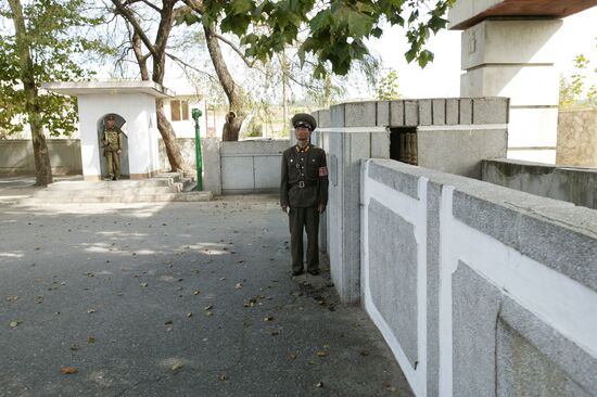 SERVICEMEN NORTH KOREA  DPRK 