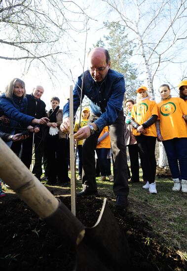 Volunteer clean-up day in Russia