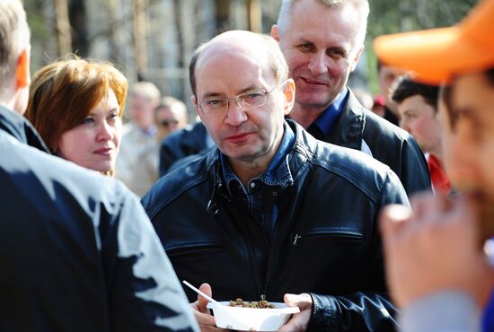 Volunteer clean-up day in Russia