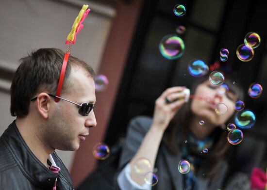 Annual soap bubble festival held in Moscow