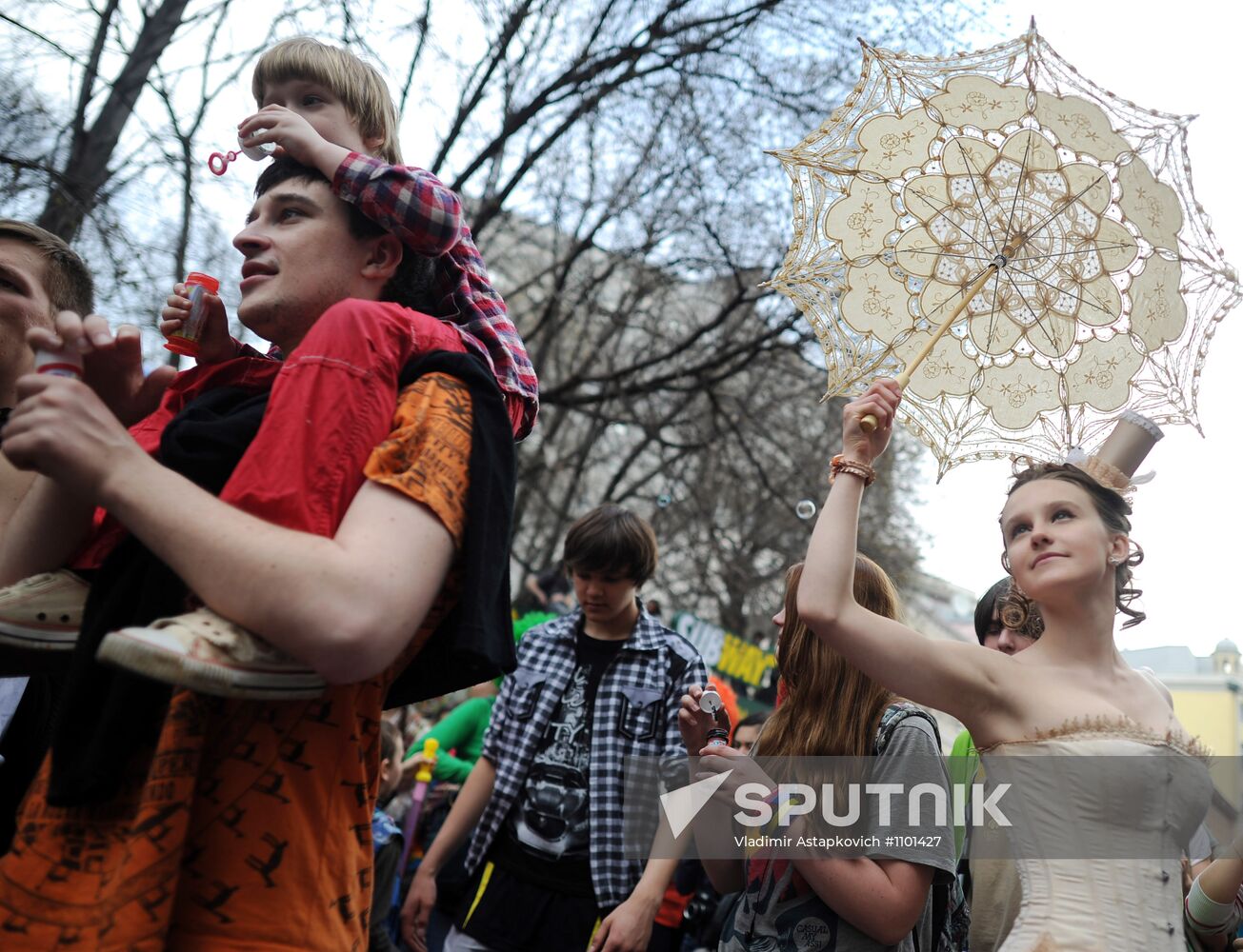 Annual soap bubble festival held in Moscow