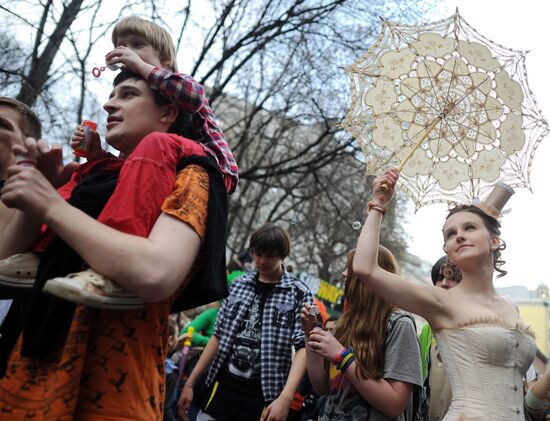 Annual soap bubble festival held in Moscow