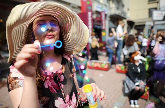 Annual soap bubble festival held in Moscow