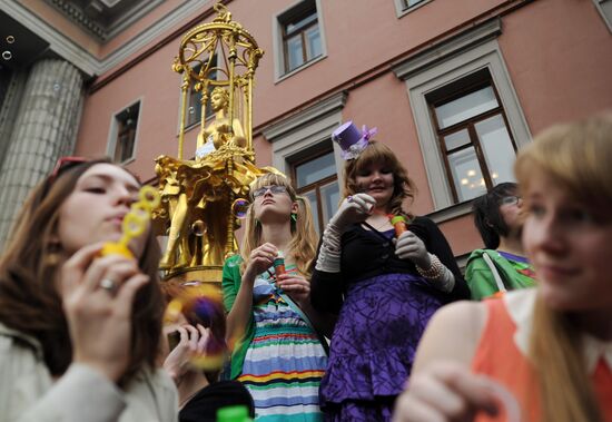 Annual soap bubble festival held in Moscow