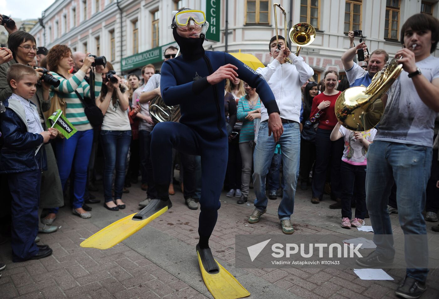 Annual soap bubble festival held in Moscow