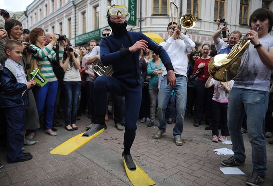 Annual soap bubble festival held in Moscow