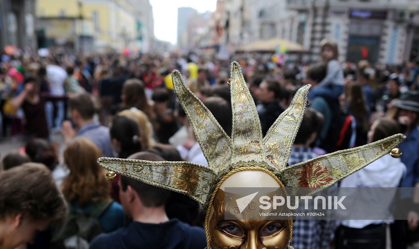 Annual soap bubble festival held in Moscow