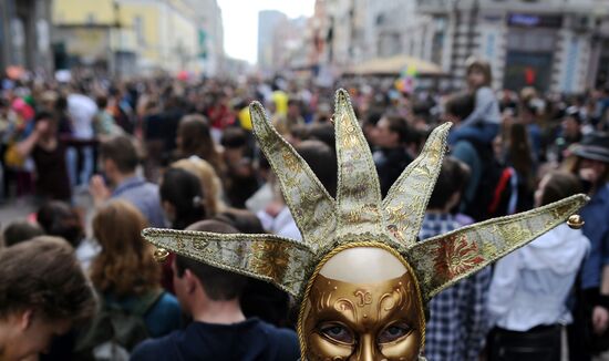 Annual soap bubble festival held in Moscow