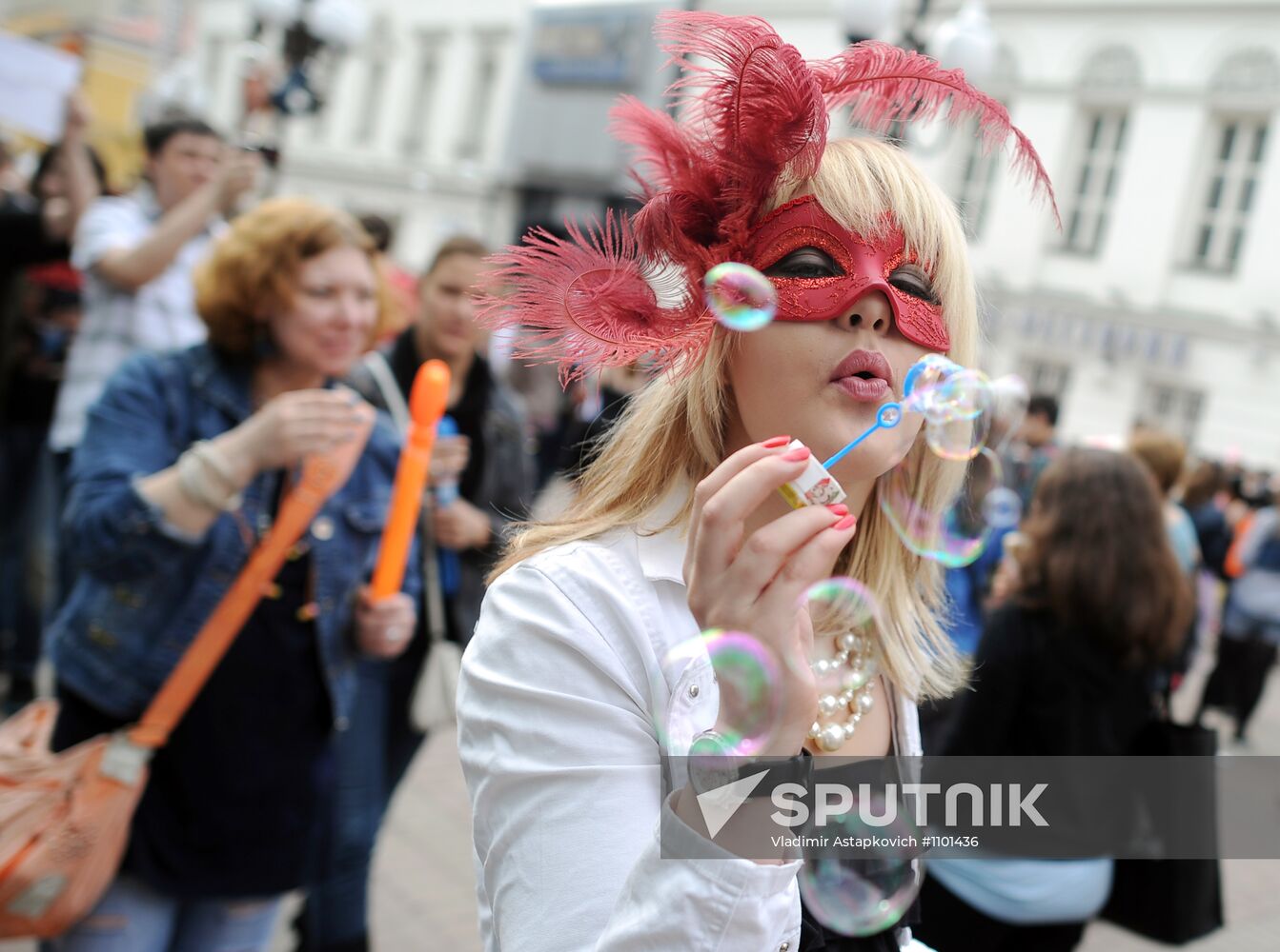 Annual soap bubble festival held in Moscow