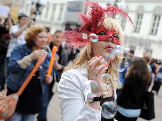 Annual soap bubble festival held in Moscow
