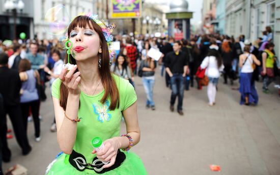 Annual soap bubble festival held in Moscow