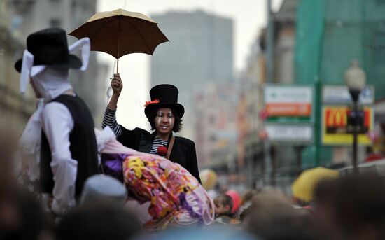 Annual soap bubble festival held in Moscow