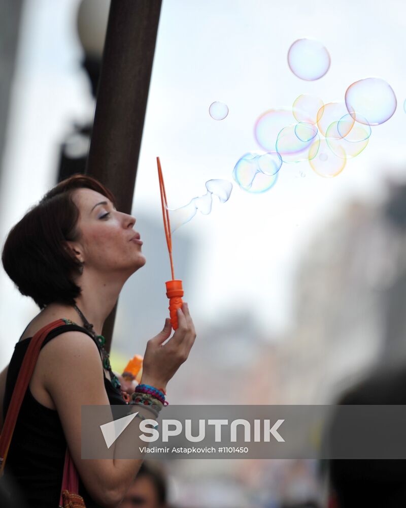 Annual soap bubble festival staged in Moscow