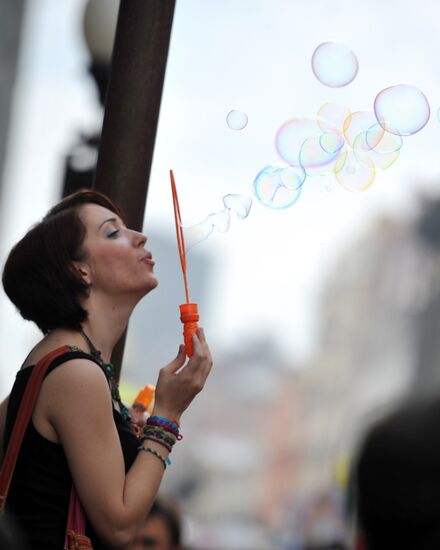 Annual soap bubble festival staged in Moscow