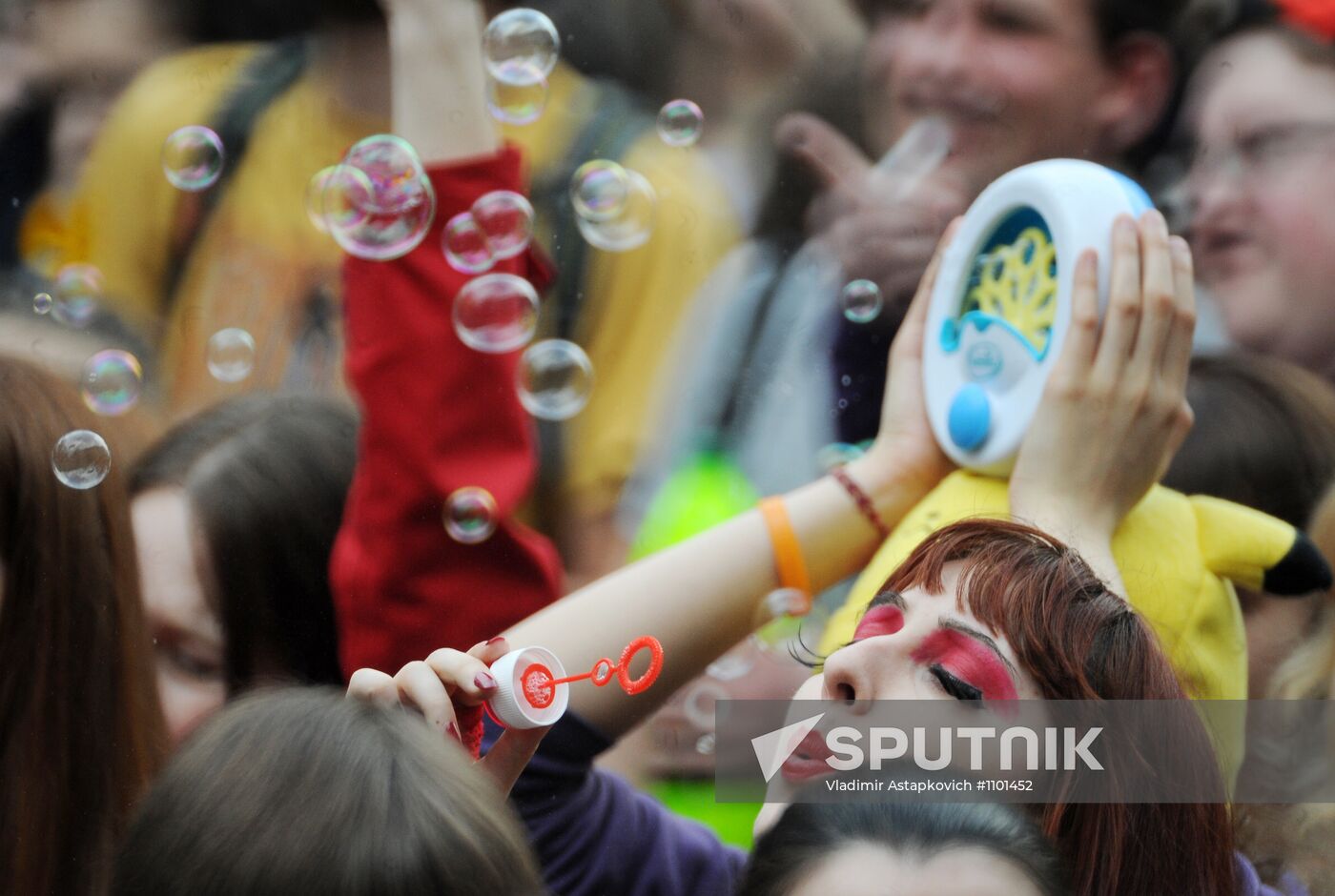 Annual soap bubble festival held in Moscow