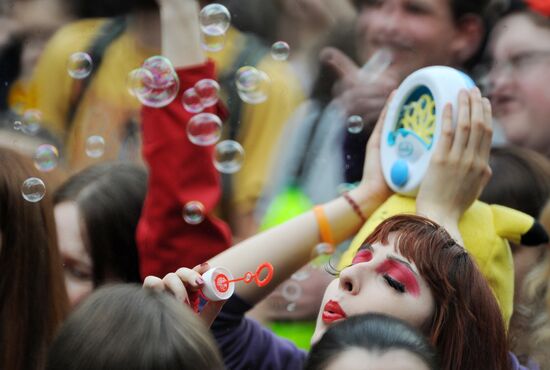 Annual soap bubble festival held in Moscow