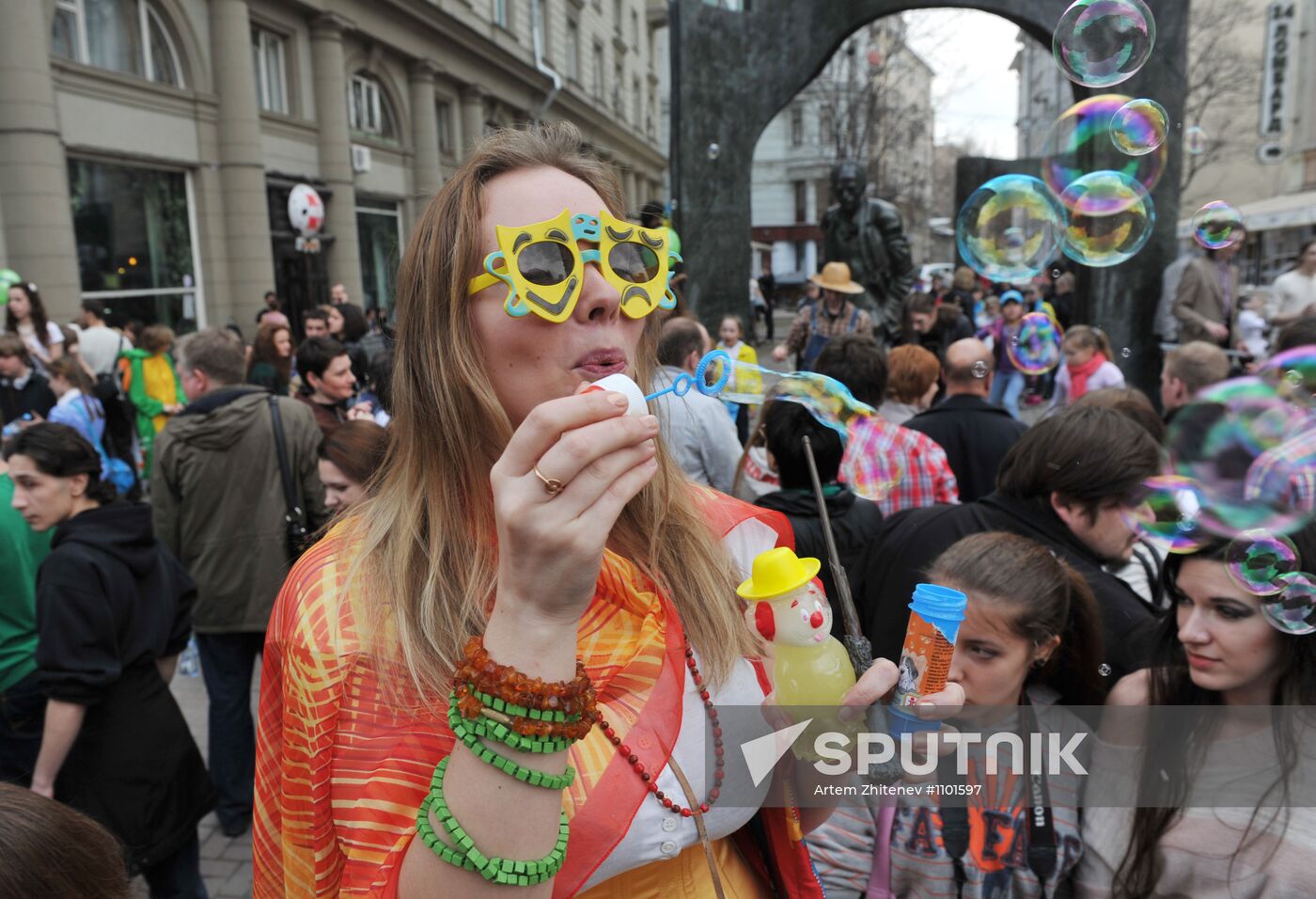Annual soap bubble festival held in Moscow
