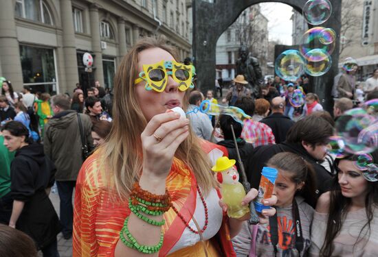 Annual soap bubble festival held in Moscow