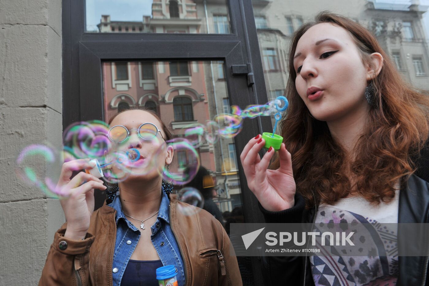 Annual soap bubble festival held in Moscow