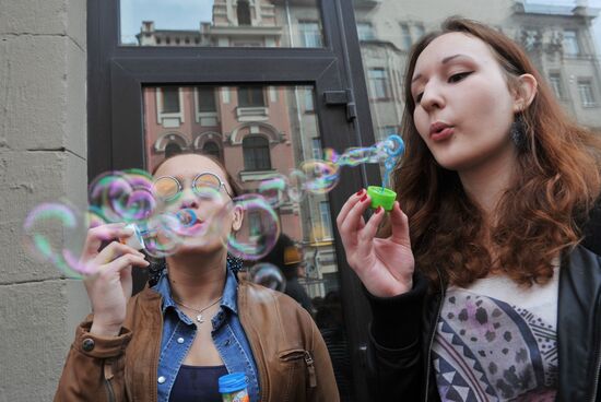 Annual soap bubble festival held in Moscow