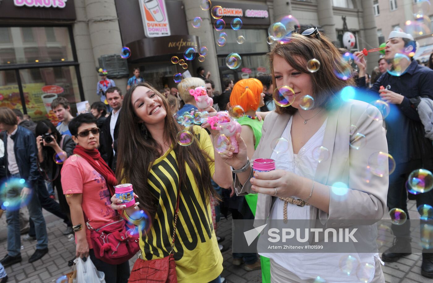 Annual soap bubble festival held in Moscow