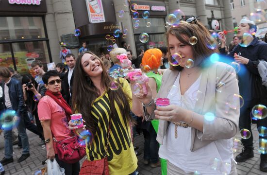 Annual soap bubble festival held in Moscow