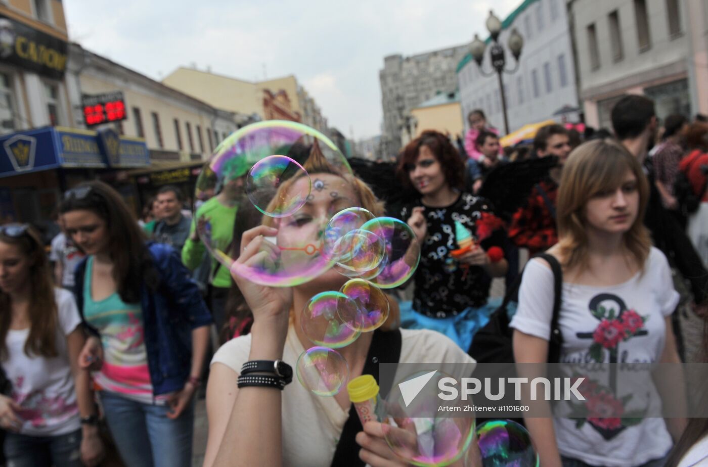 Annual soap bubble festival held in Moscow