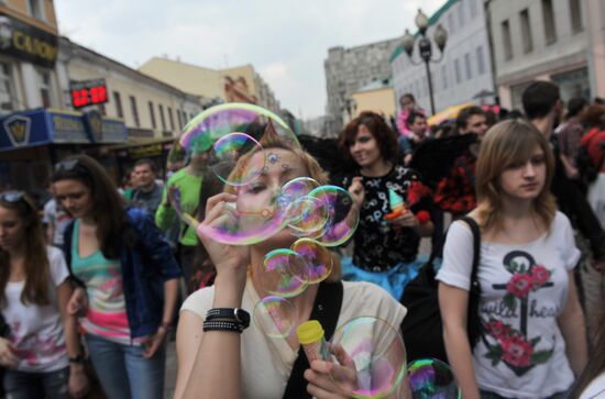 Annual soap bubble festival held in Moscow