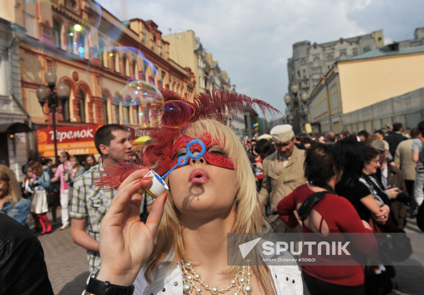 Annual soap bubble festival held in Moscow