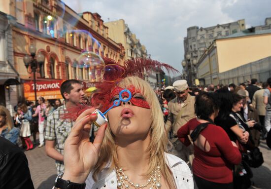 Annual soap bubble festival held in Moscow