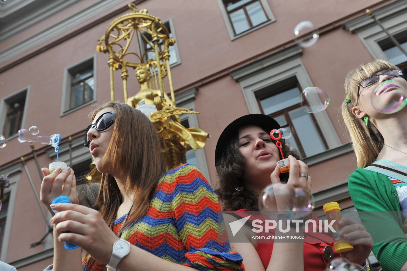 Annual soap bubble festival held in Moscow