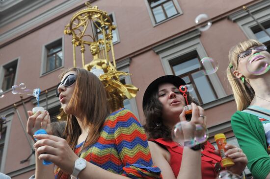 Annual soap bubble festival held in Moscow