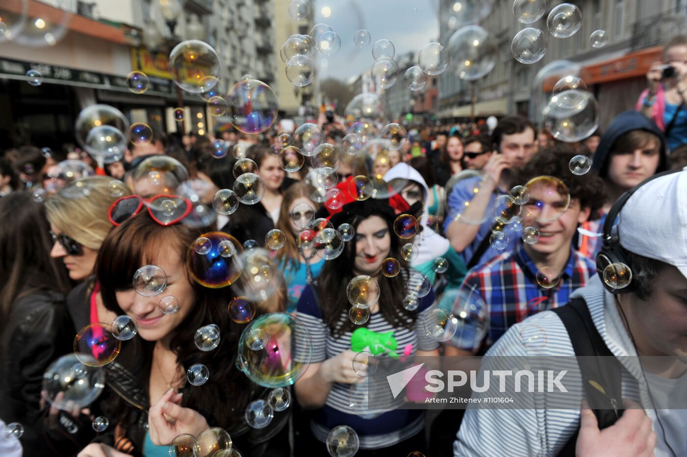 Annual soap bubble festival held in Moscow