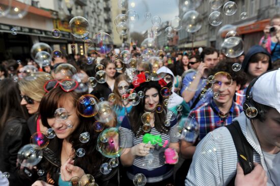 Annual soap bubble festival held in Moscow