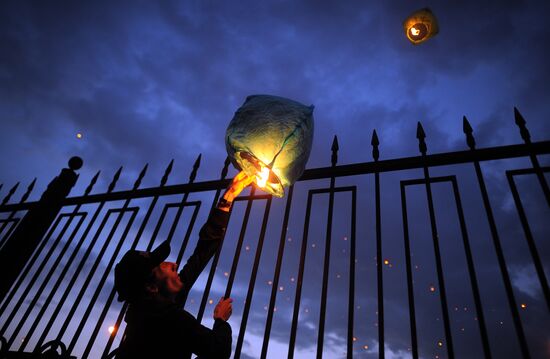 Mass launch of sky lanterns