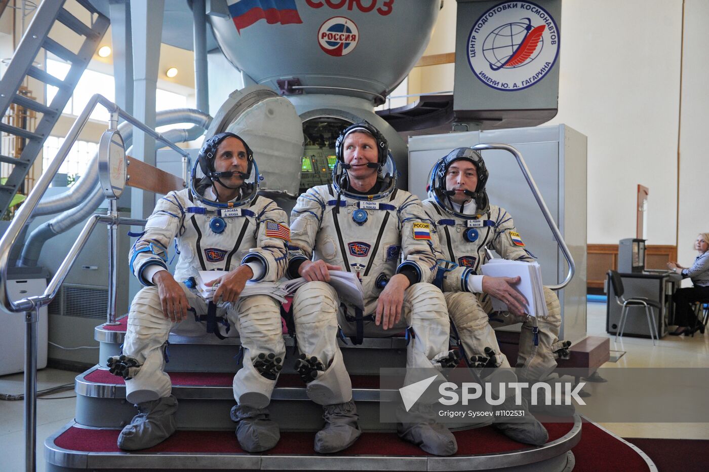 ISS 31/32 prime crew practice on Soyuz TMA-M simulator