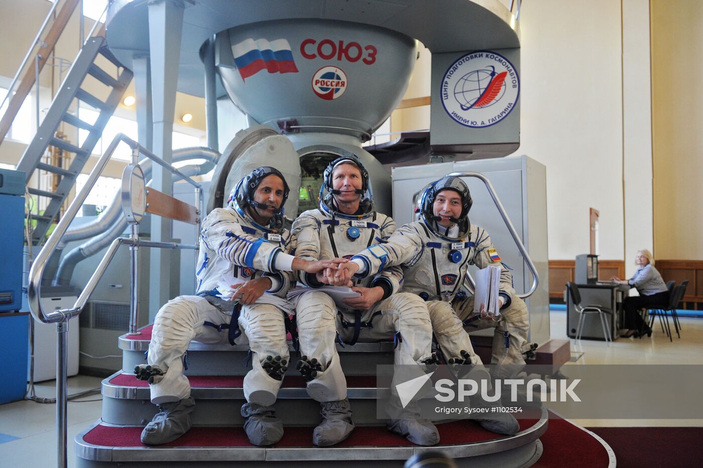 ISS 31/32 prime crew practice on Soyuz TMA-M simulator