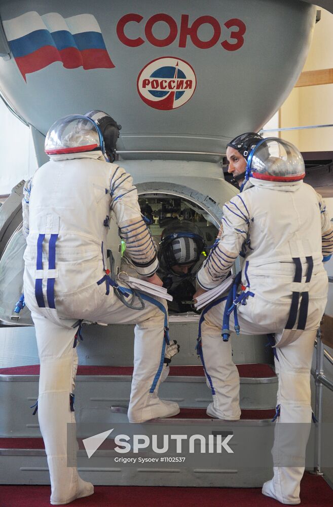 ISS 31/32 prime crew practice on Soyuz TMA-M simulator