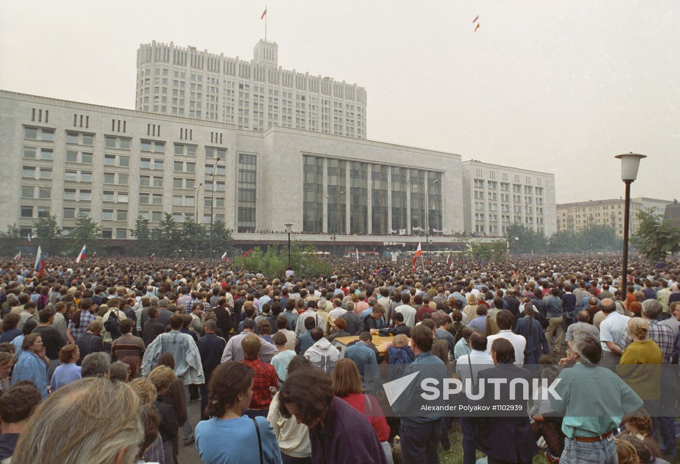 Demonstration in front of Supreme Soviet of RSFSR