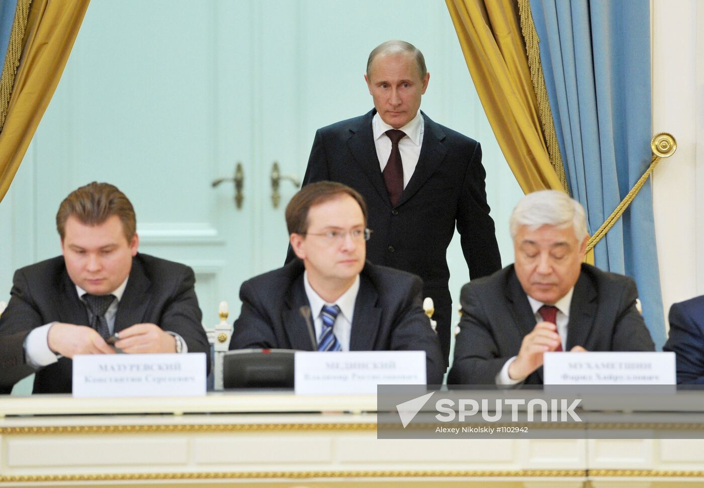 Vladimir Putin meets with United Russia Party leadership