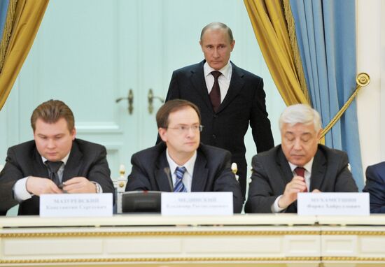 Vladimir Putin meets with United Russia Party leadership
