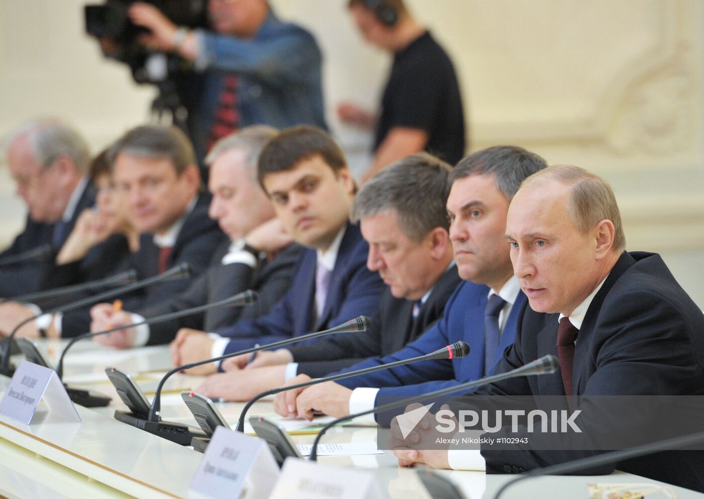 Vladimir Putin meets with United Russia Party leadership